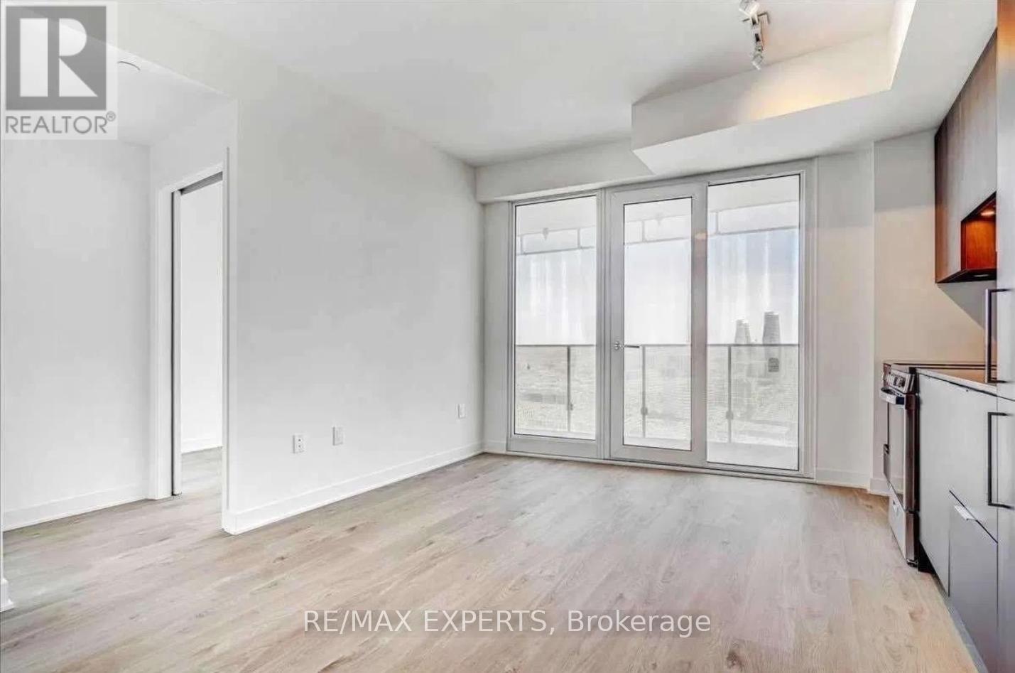 2710 - 3900 Confederation Parkway Property Photo 7