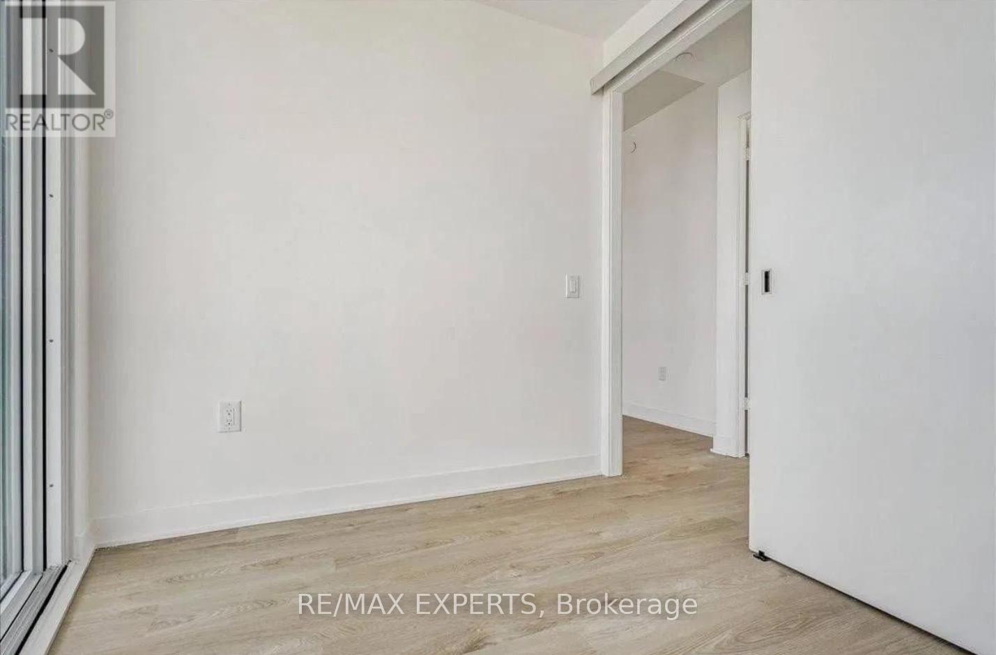 2710 - 3900 Confederation Parkway Property Photo 17