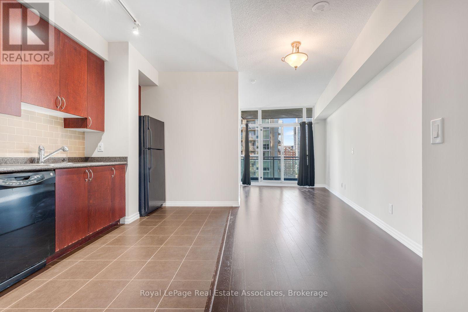 1709 - 223 Webb Drive Property Photo 4