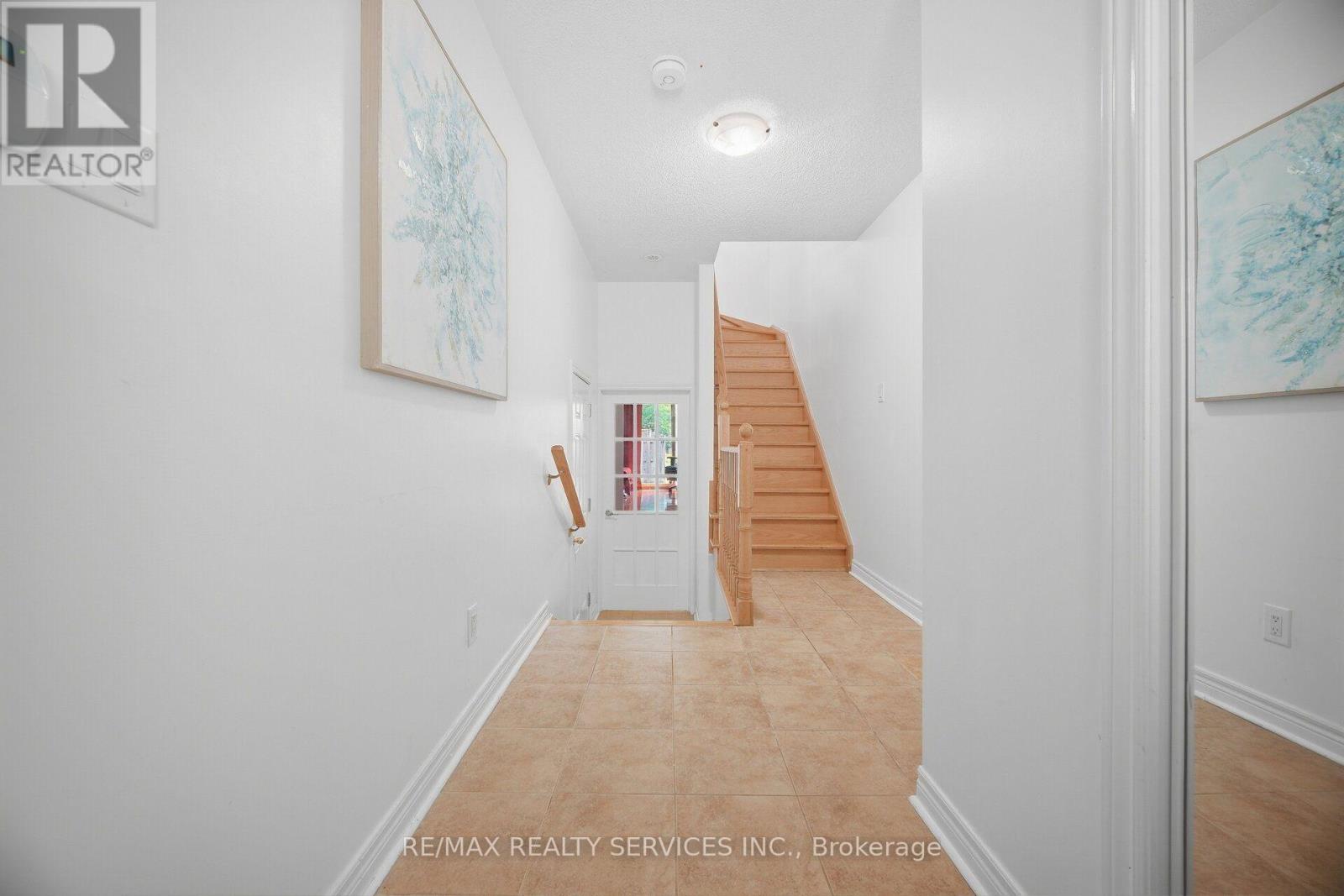 42 - 7 Cedar Lake Crescent Property Photo 6