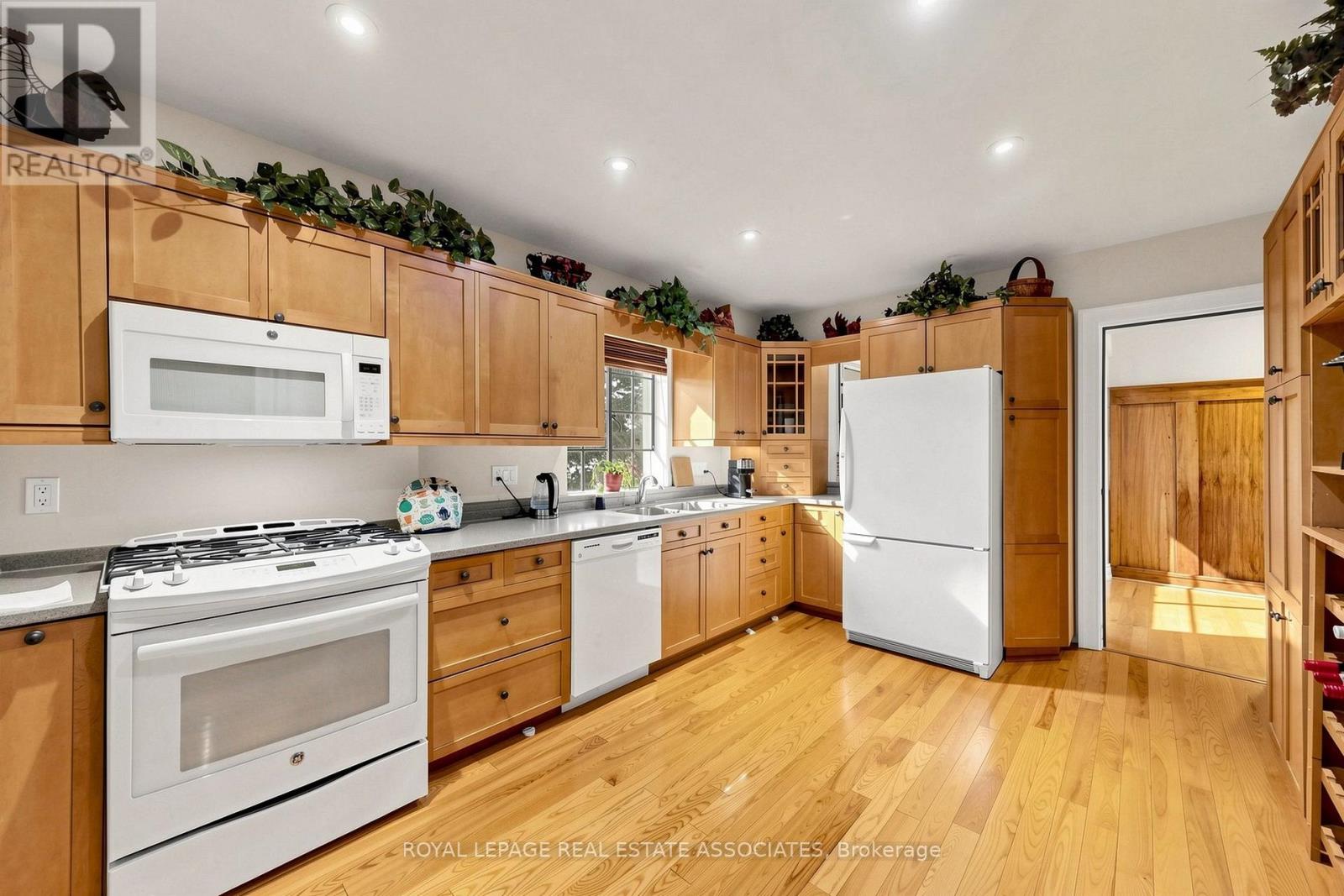 298 Lakeshore Road Property Photo 11
