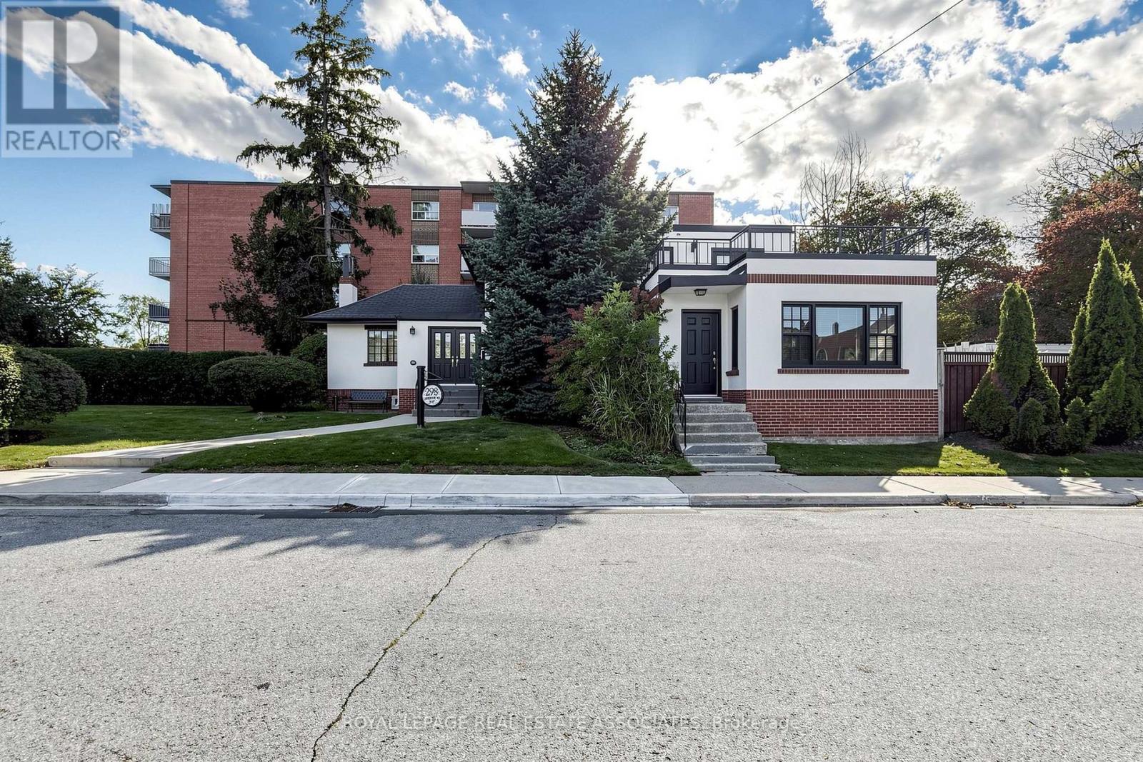 298 Lakeshore Road E Property Photo 3
