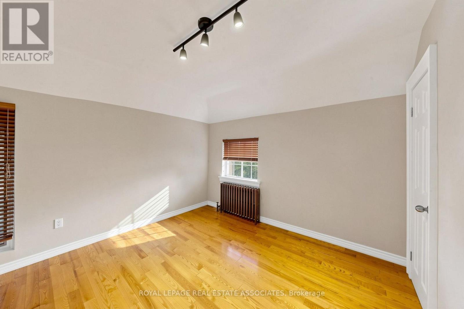 298 Lakeshore Road E Property Photo 34