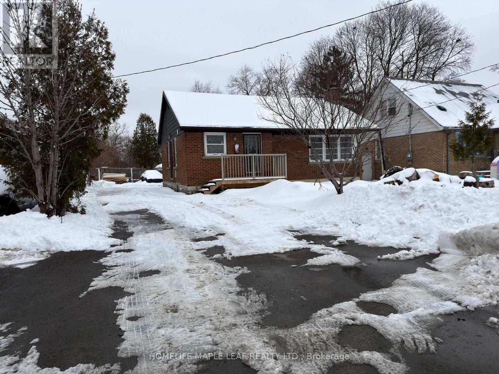 3 Mclaughlin Road N Property Photo 1