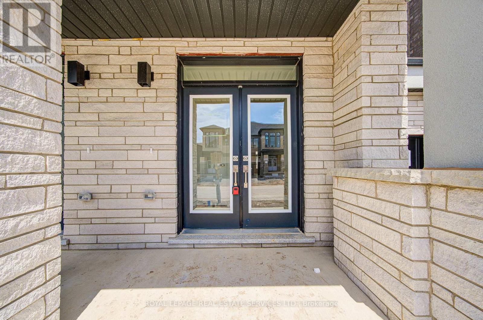 1182 Dartmouth Crescent Property Photo 2