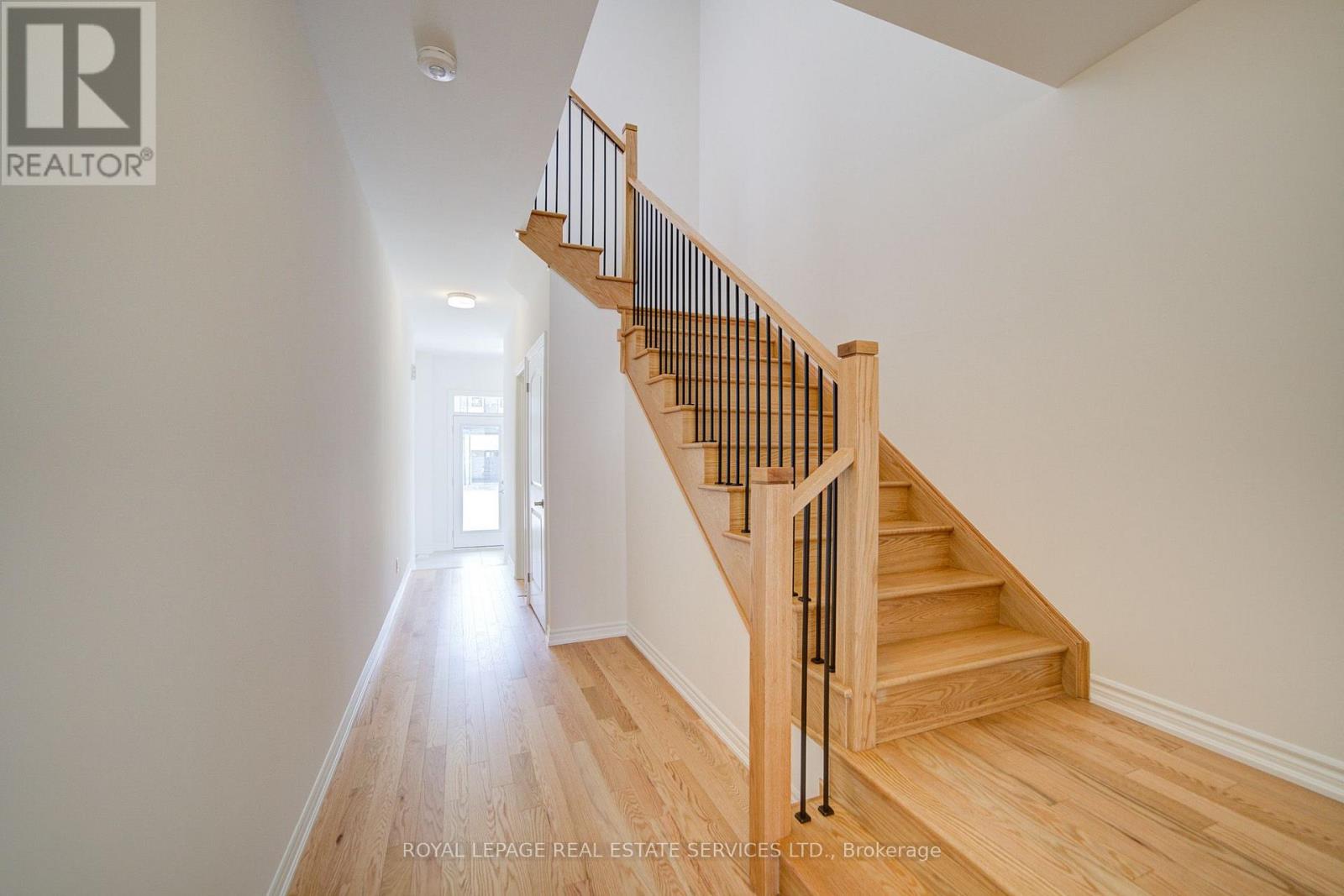 1182 Dartmouth Crescent Property Photo 5