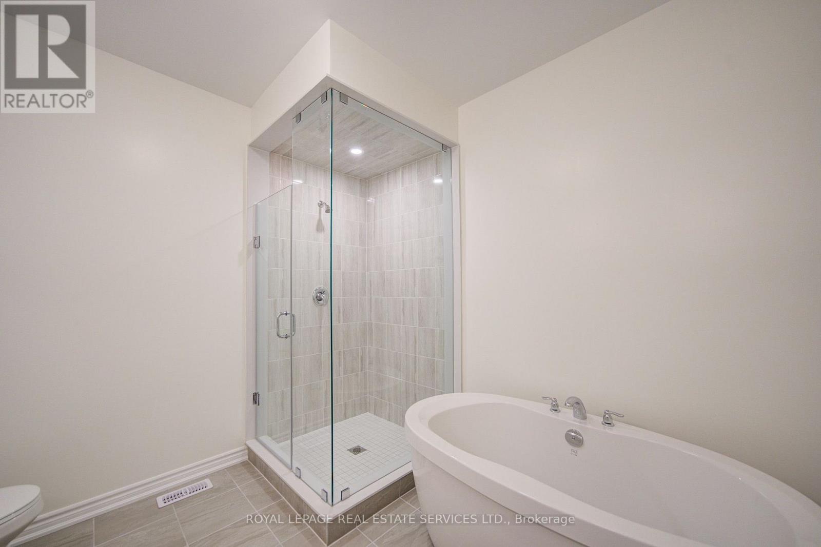 1182 Dartmouth Crescent Property Photo 18