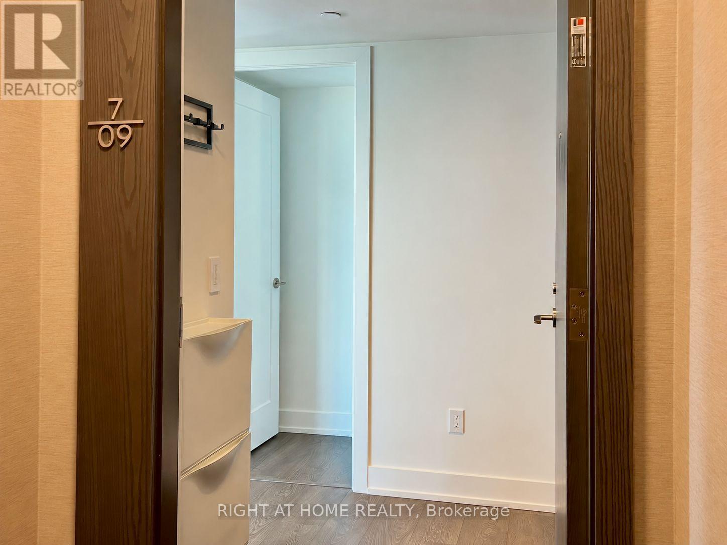 709 - 7 Mabelle Avenue Property Photo 8