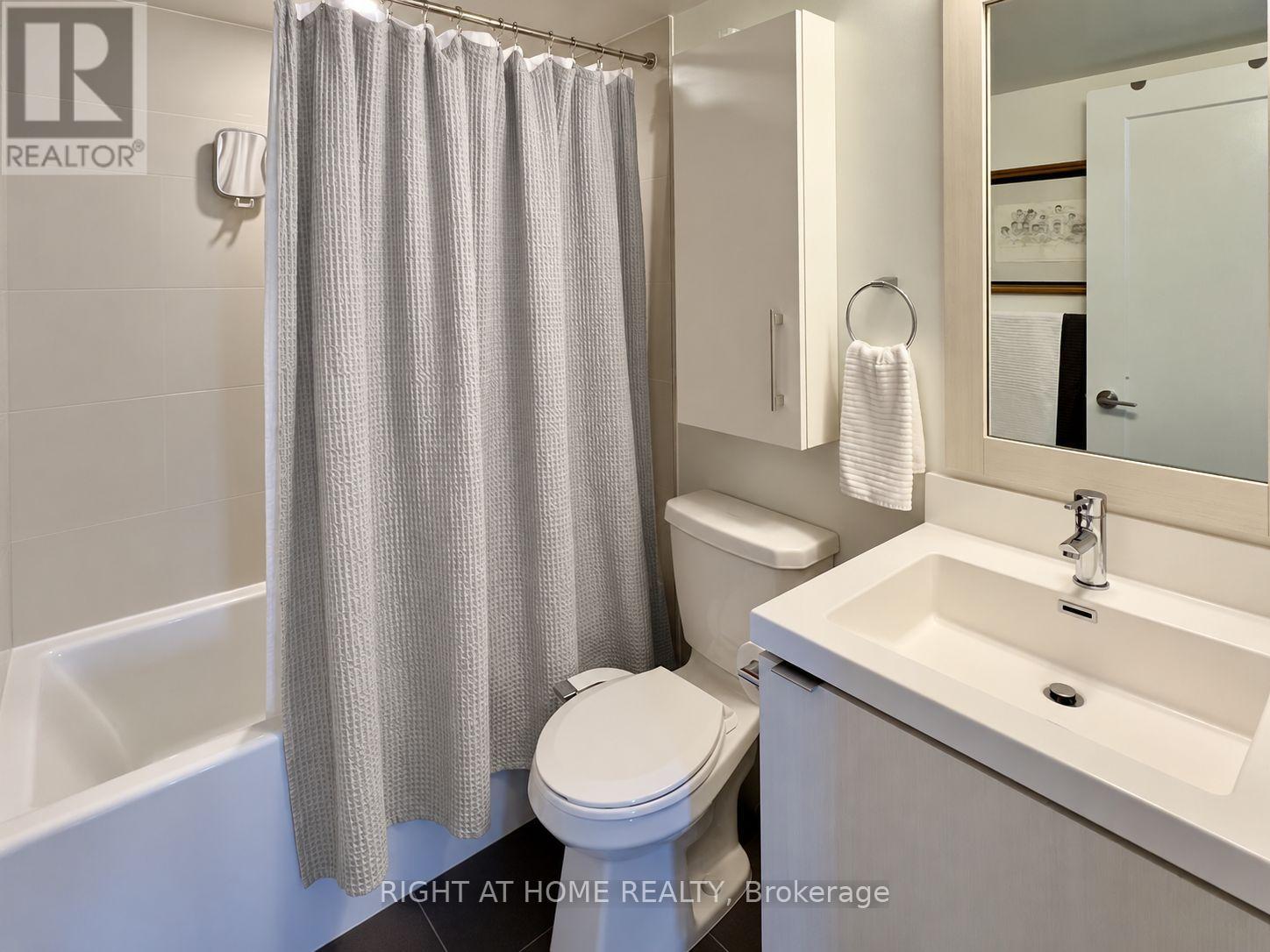 709 - 7 Mabelle Avenue Property Photo 9