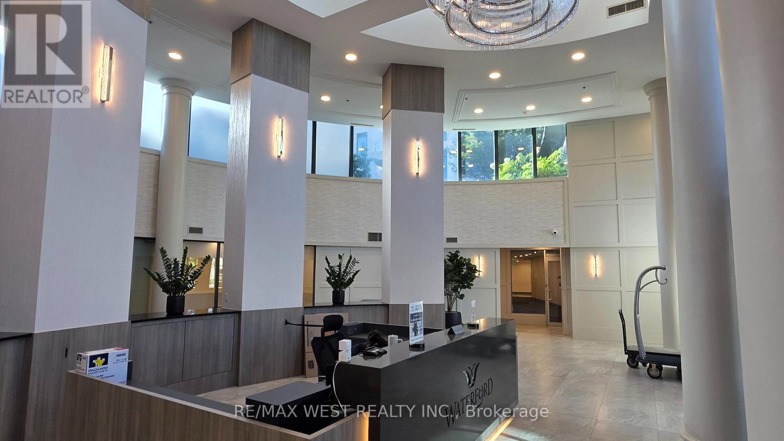 914 - 2083 Lake Shore Boulevard Property Photo 4