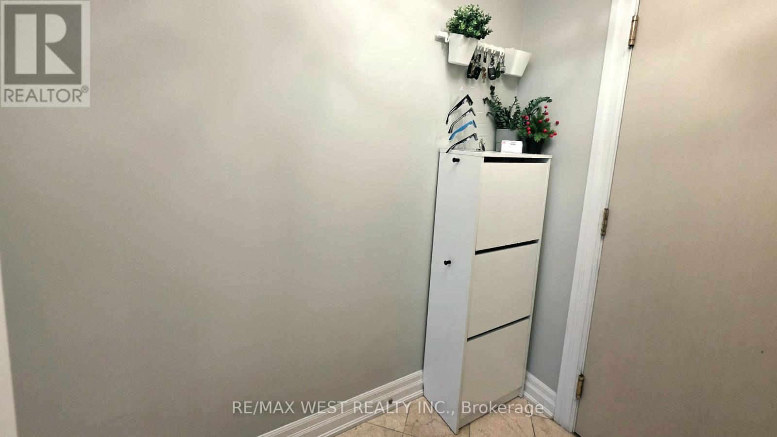 914 - 2083 Lake Shore Boulevard Property Photo 7