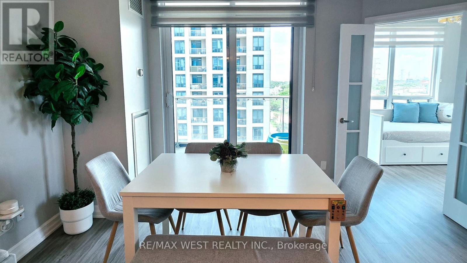 914 - 2083 Lake Shore Boulevard Property Photo 11
