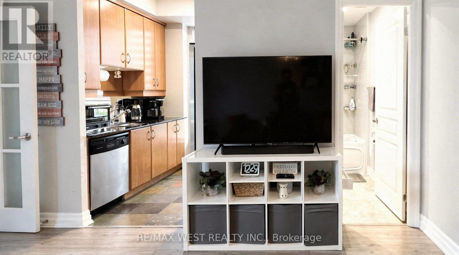 914 - 2083 Lake Shore Boulevard Property Photo 12