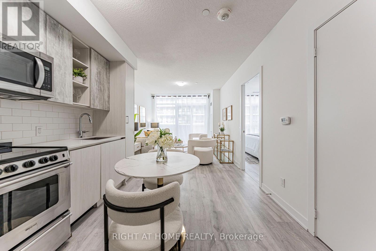 402 - 251 Manitoba Street Property Photo 3