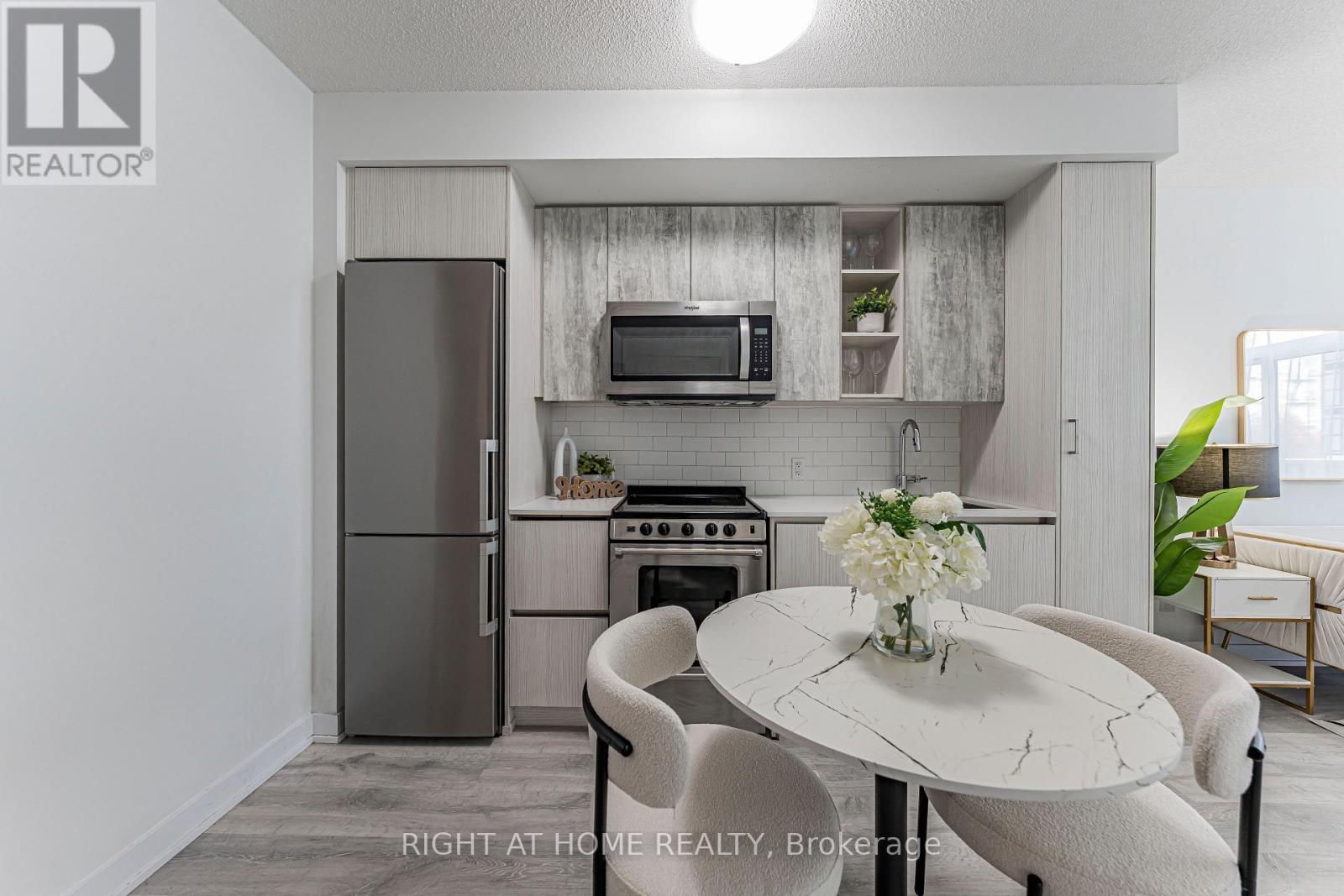 402 - 251 Manitoba Street Property Photo 4