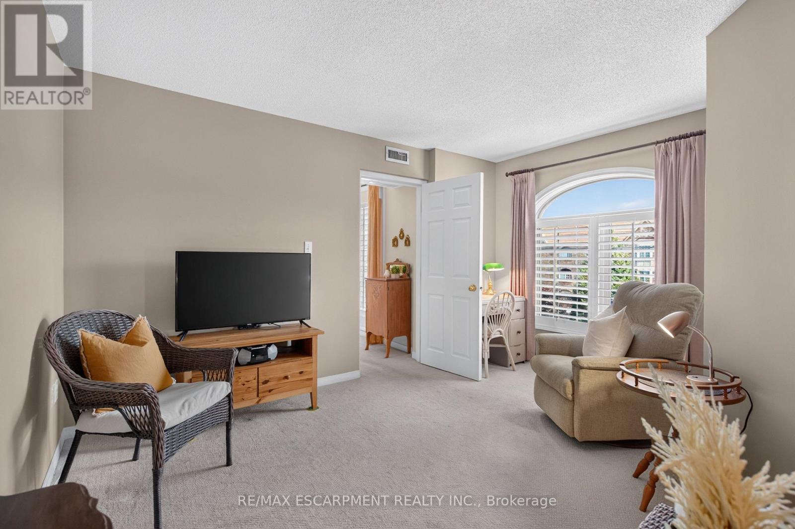 B404 - 216 Plains Road W Property Photo 17
