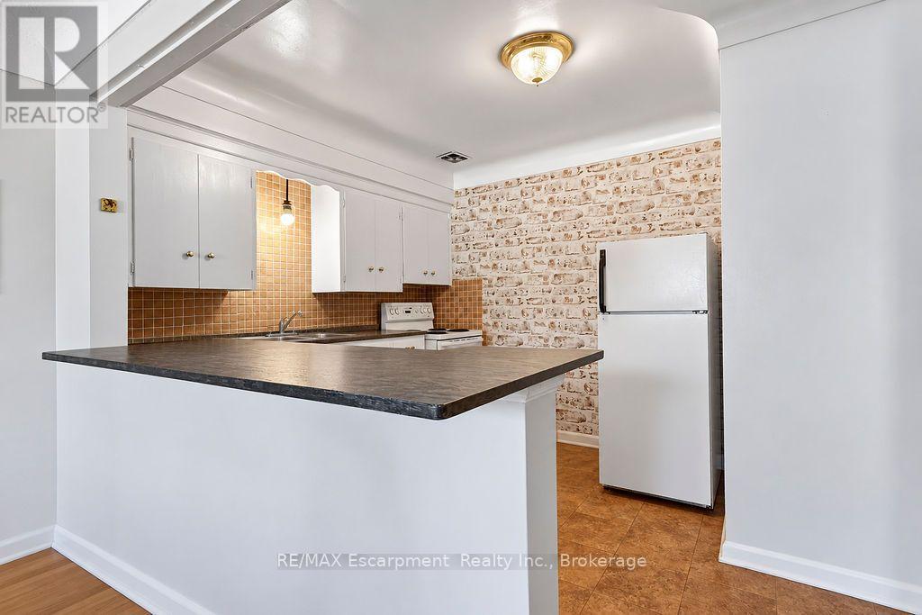 303 - 830 Robinson Street Property Photo 4