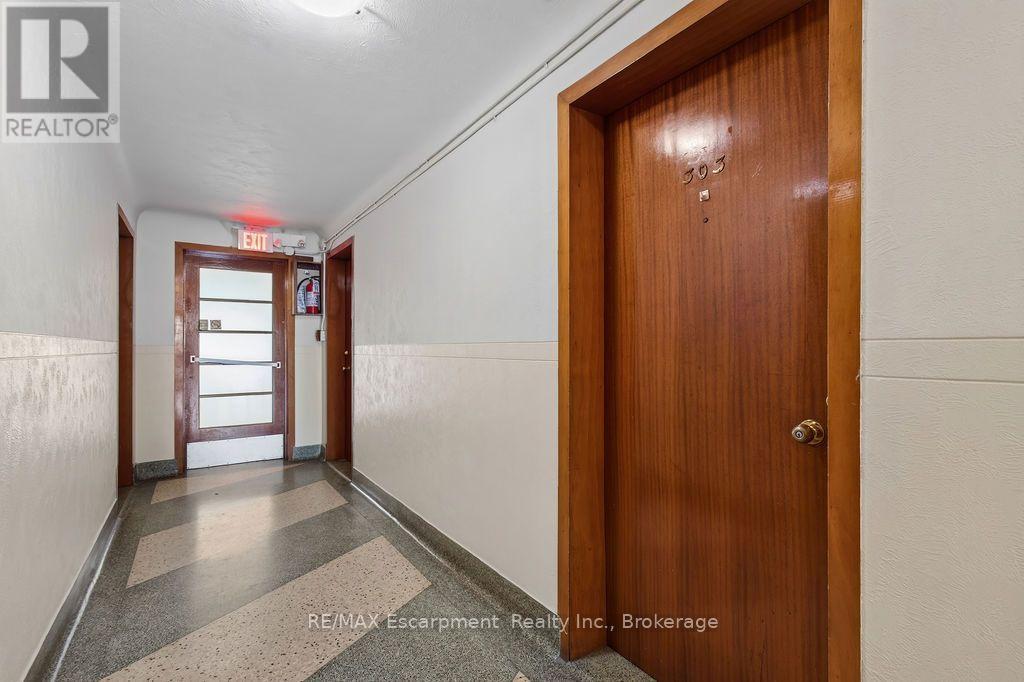 303 - 830 Robinson Street Property Photo 16
