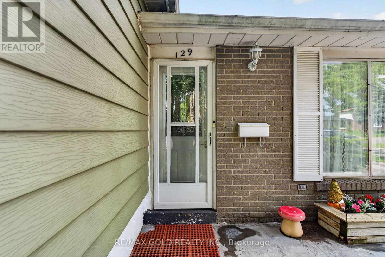 129 Folkstone Crescent Property Photo 6