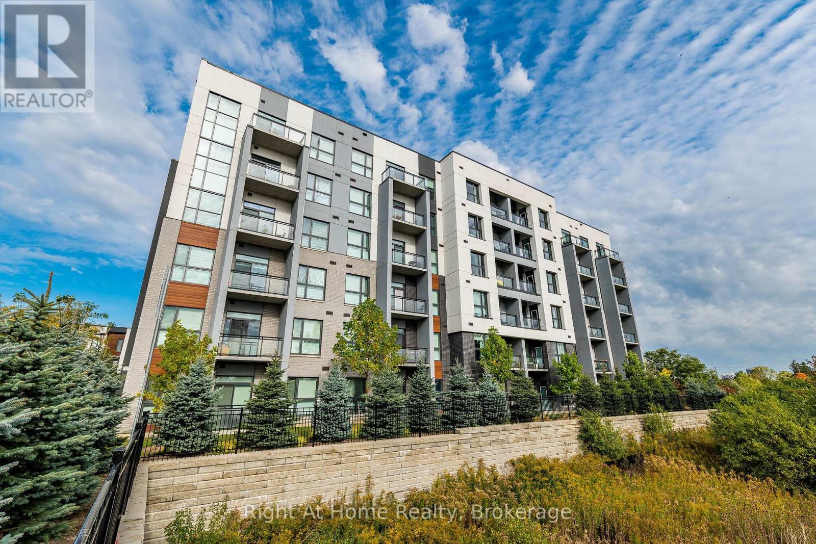 511 - 50 Kaitting Trail Property Photo 4