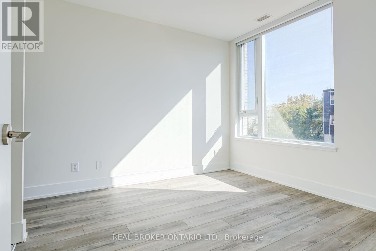 208 - 11 Maryport Avenue Property Photo 14