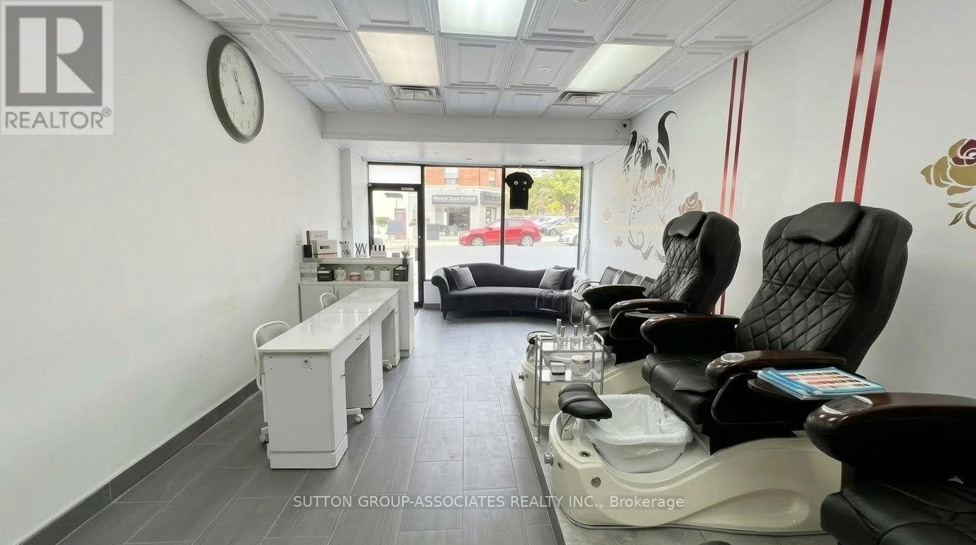 2595 Eglinton Avenue W Property Photo 5