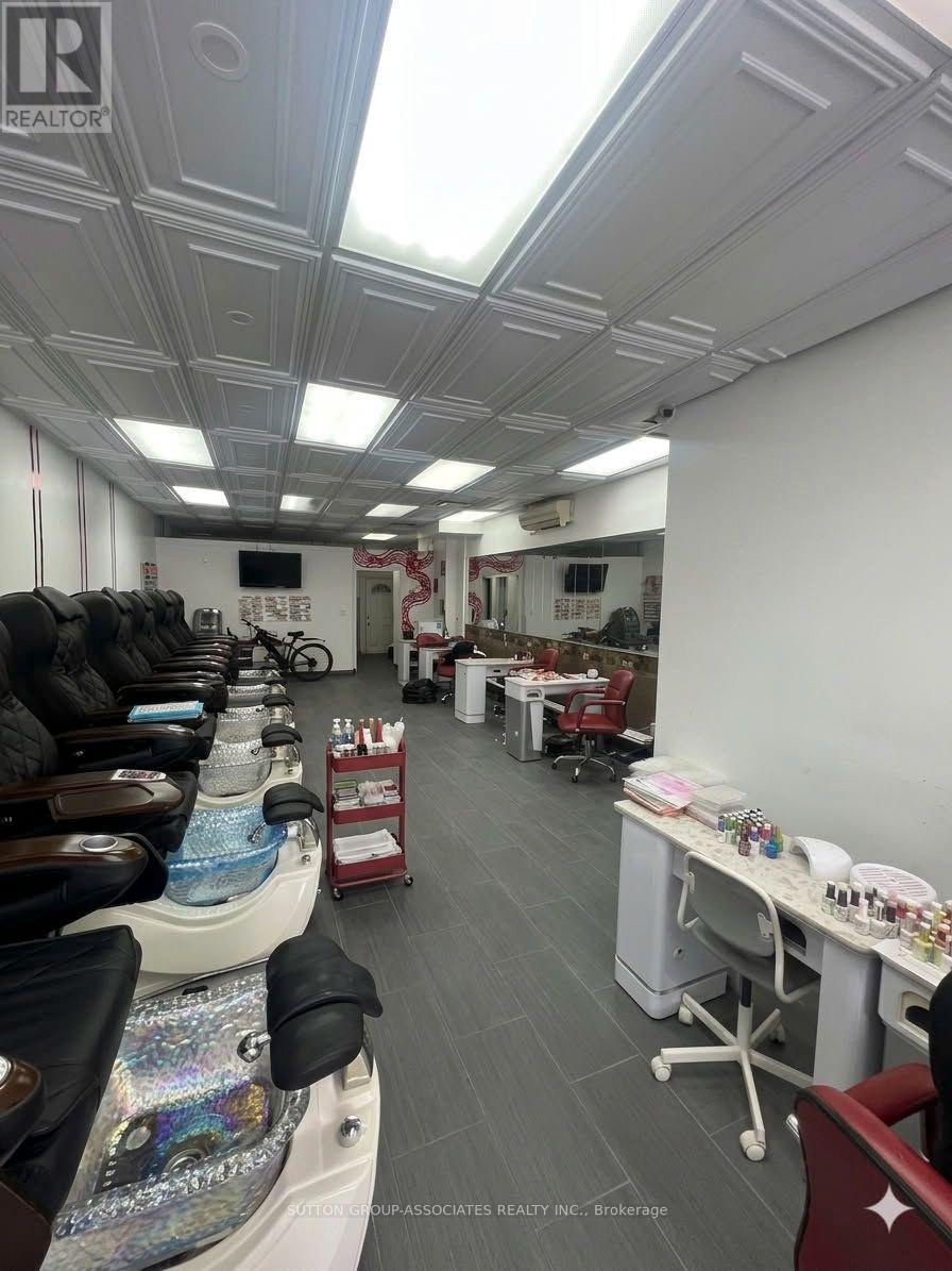 2595 Eglinton Avenue W Property Photo 6