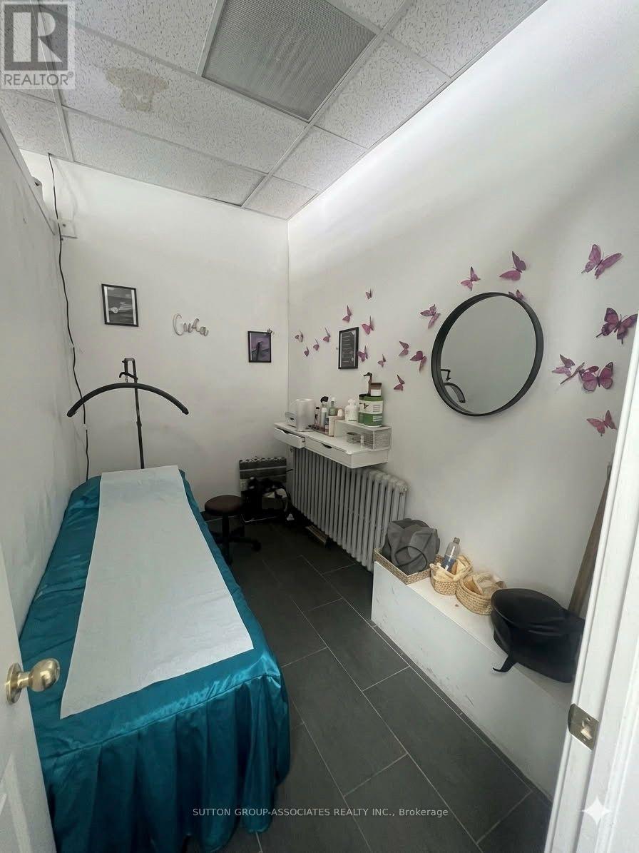 2595 Eglinton Avenue W Property Photo 9