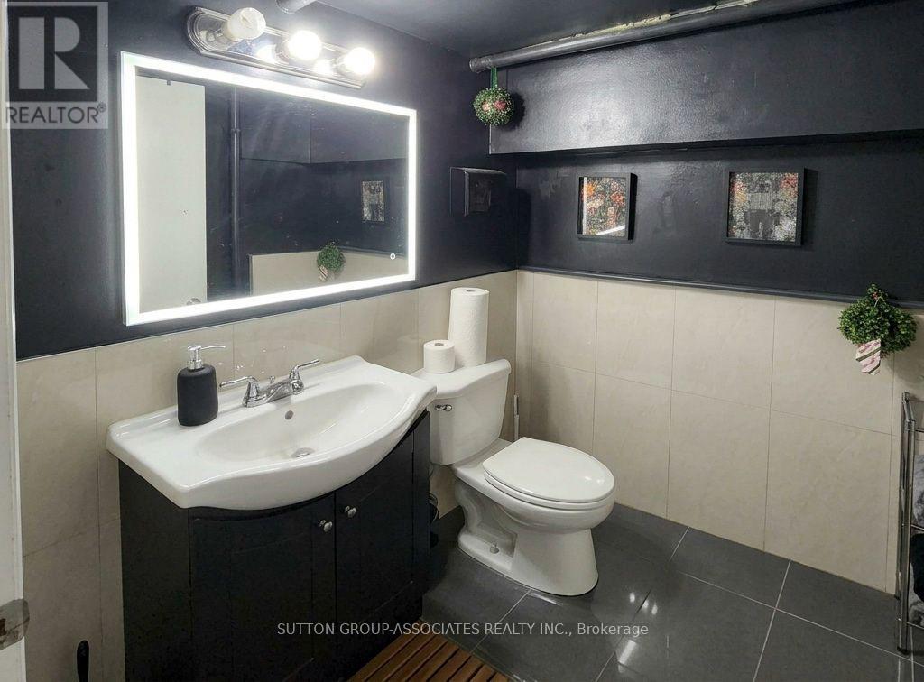 2595 Eglinton Avenue W Property Photo 11