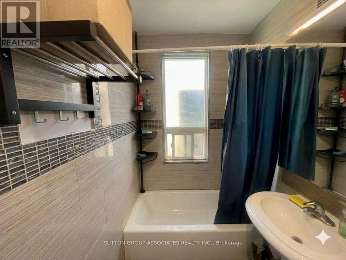 2595 Eglinton Avenue W Property Photo 18