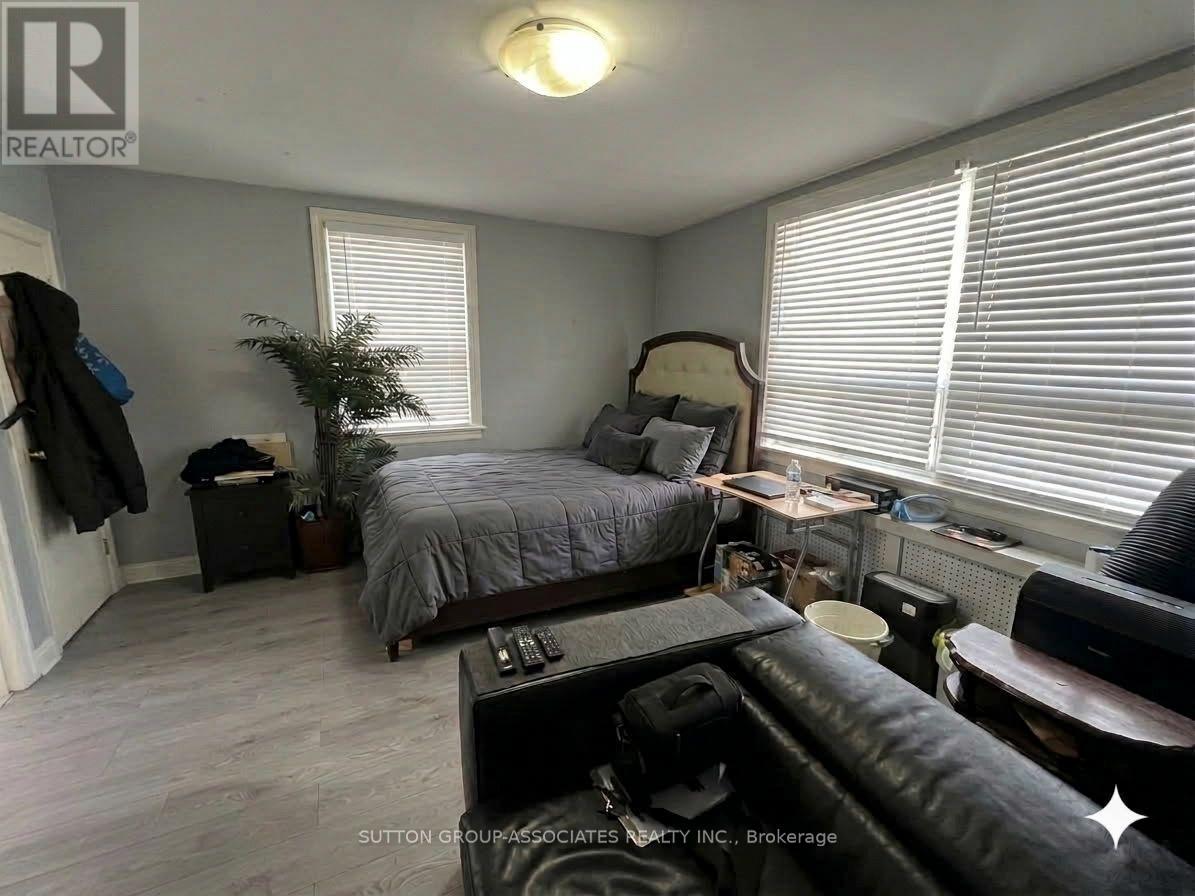 2595 Eglinton Avenue W Property Photo 20