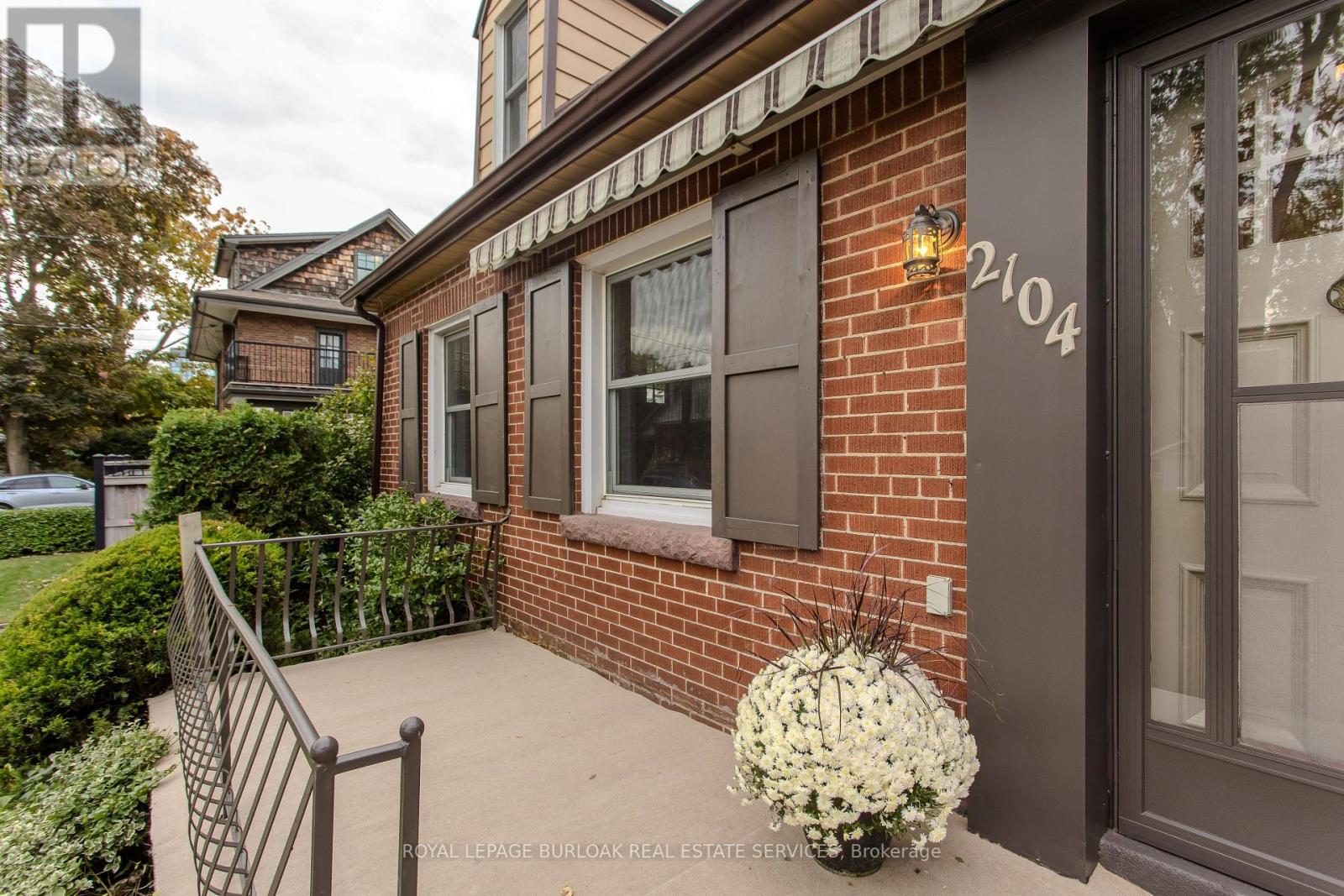 2104 Emerald Crescent Property Photo 2