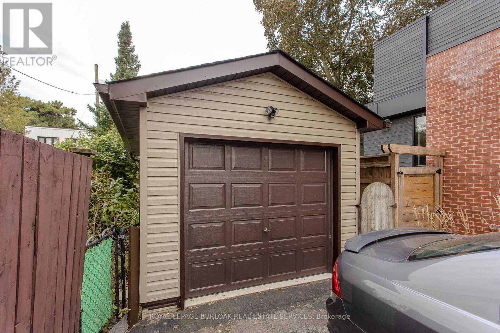 2104 Emerald Crescent Property Photo 3