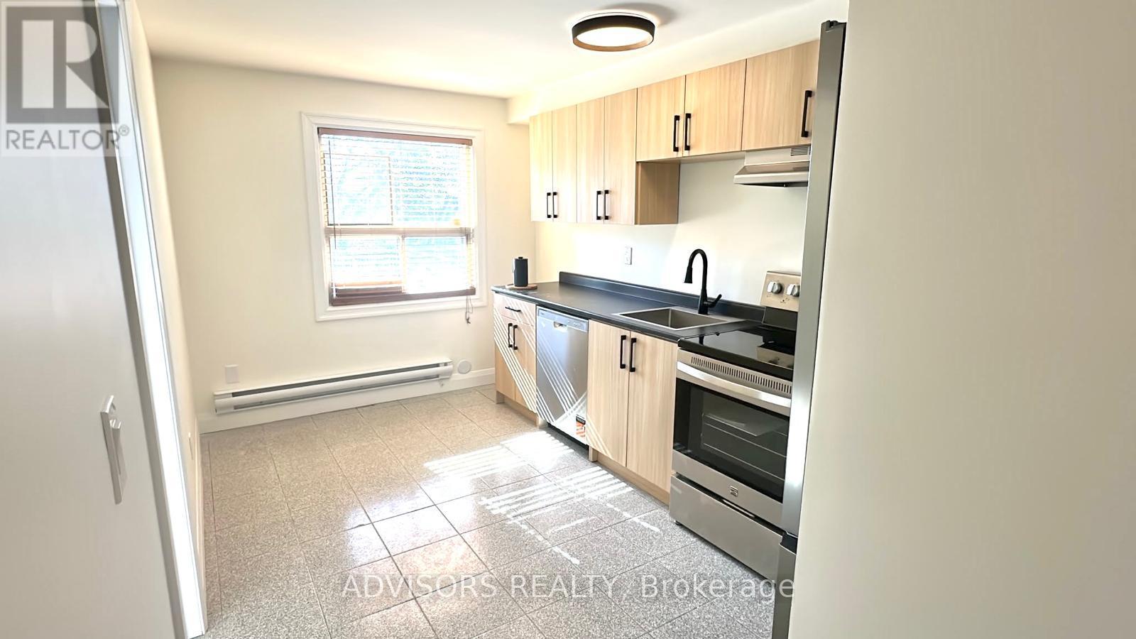 4 - 3717 Lakeshore Boulevard W Property Photo 9
