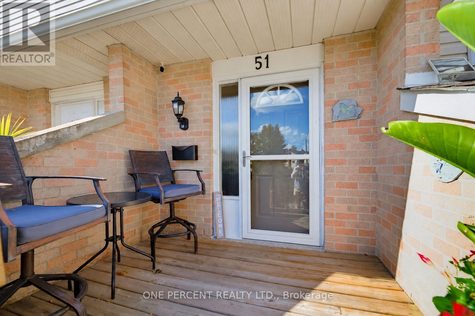 51 Courtleigh Square Property Photo 4