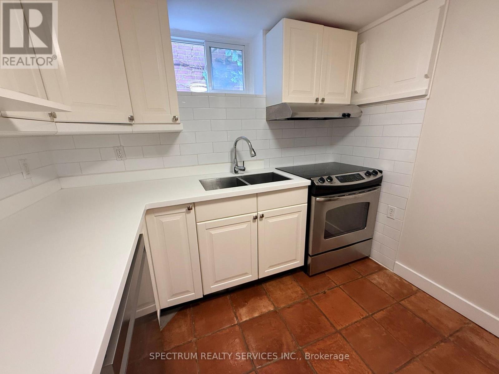 Lower - 172 Queenslea Avenue Property Photo 2