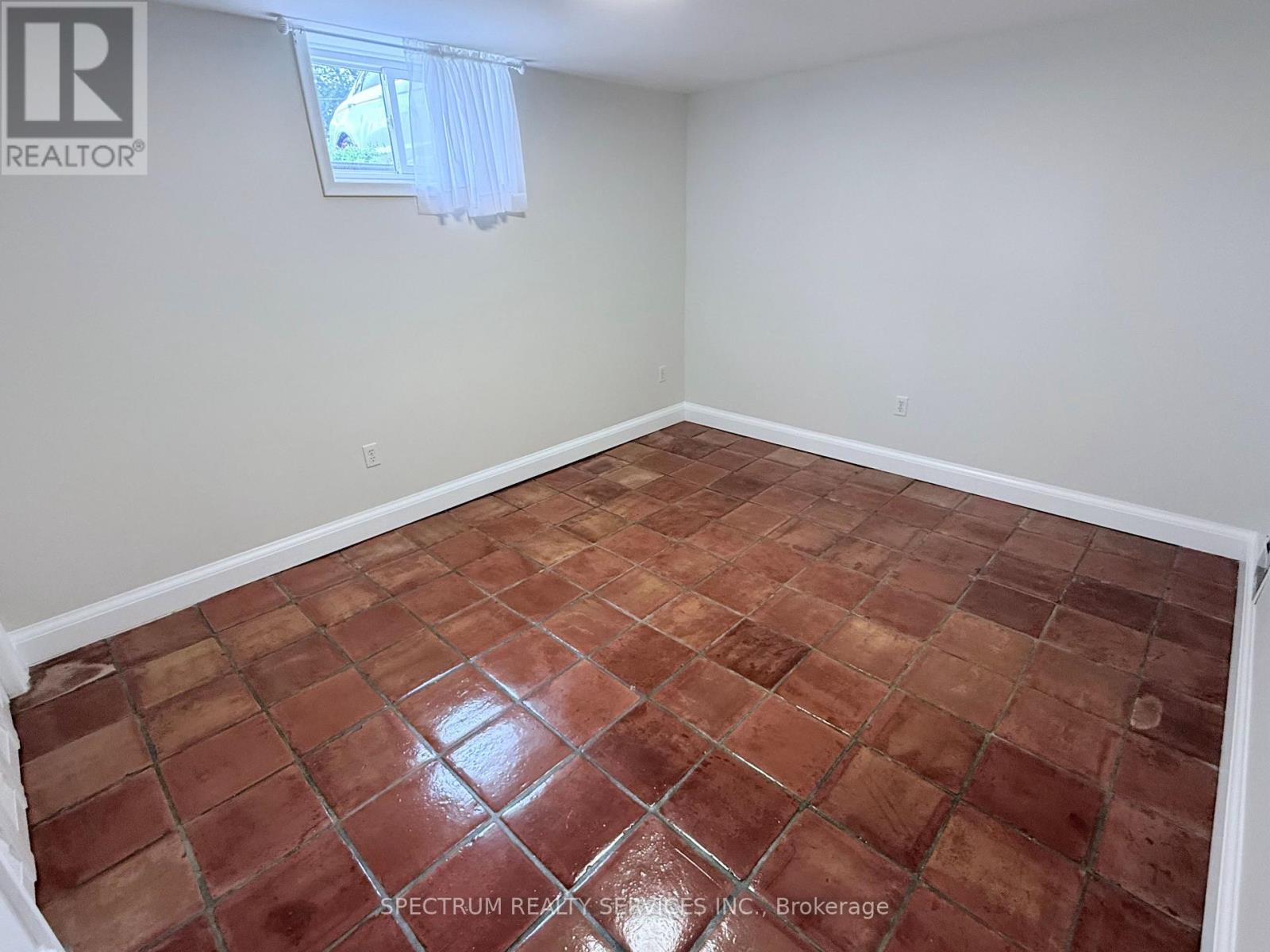 Lower - 172 Queenslea Avenue Property Photo 11