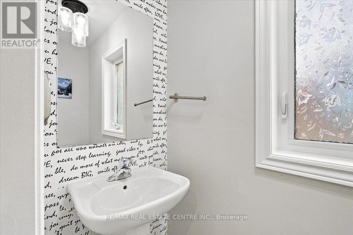 1053 Job Crescent Property Photo 4