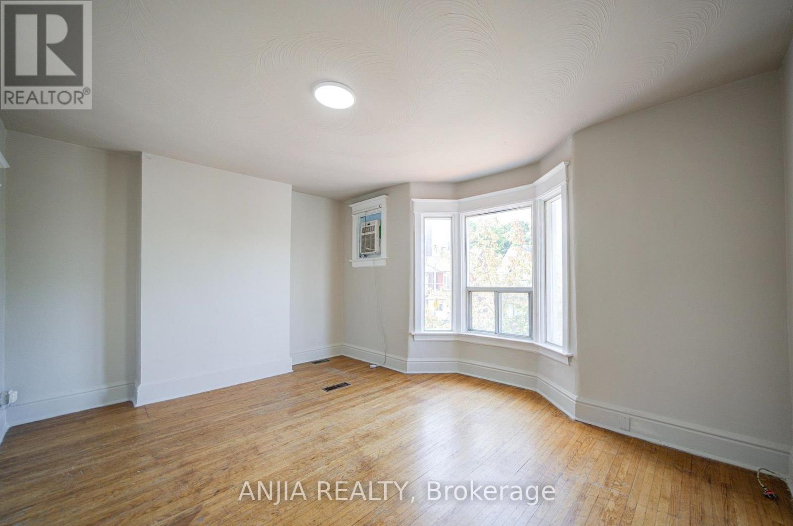 1063 Dufferin Street Property Photo 9