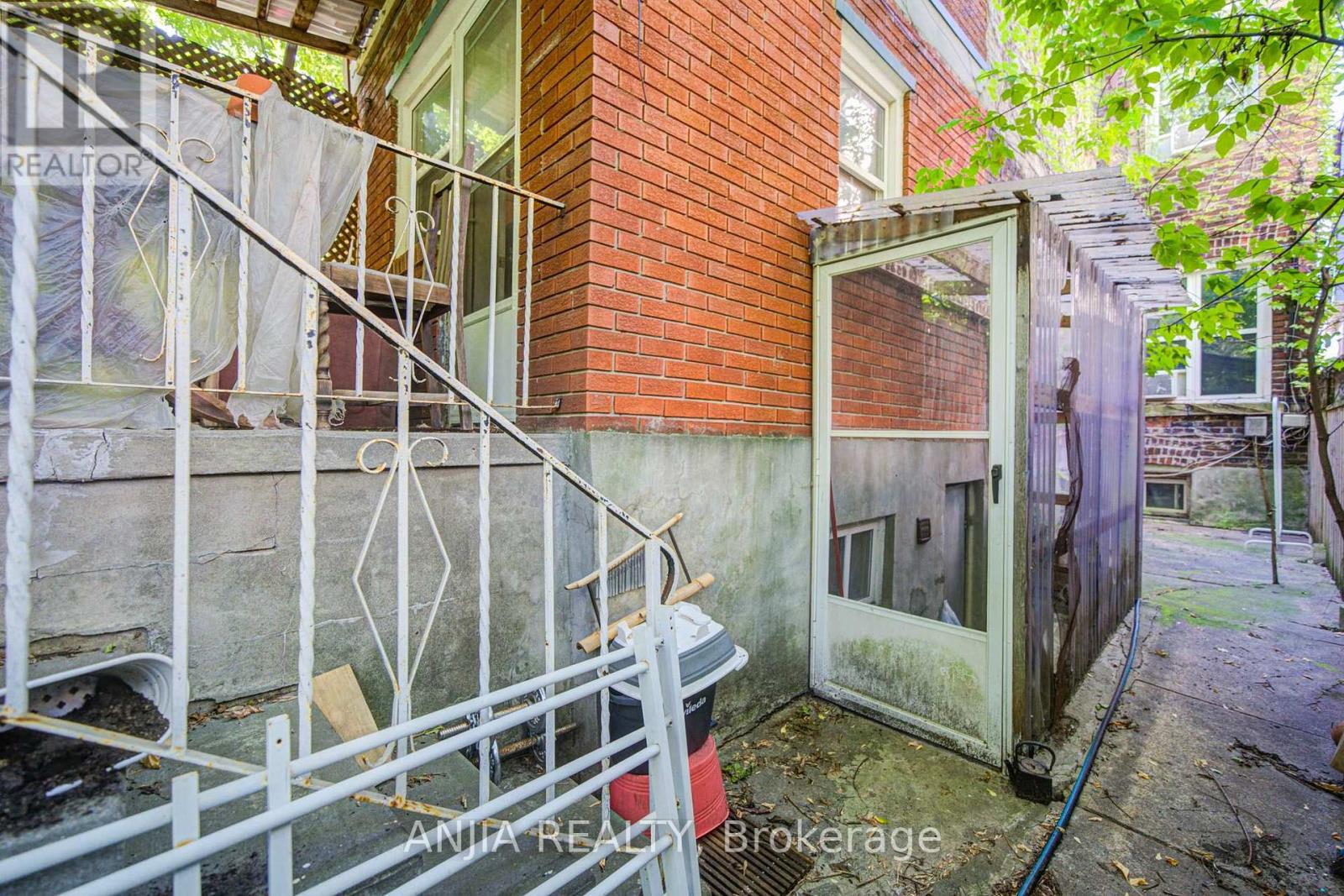 1063 Dufferin Street Property Photo 14