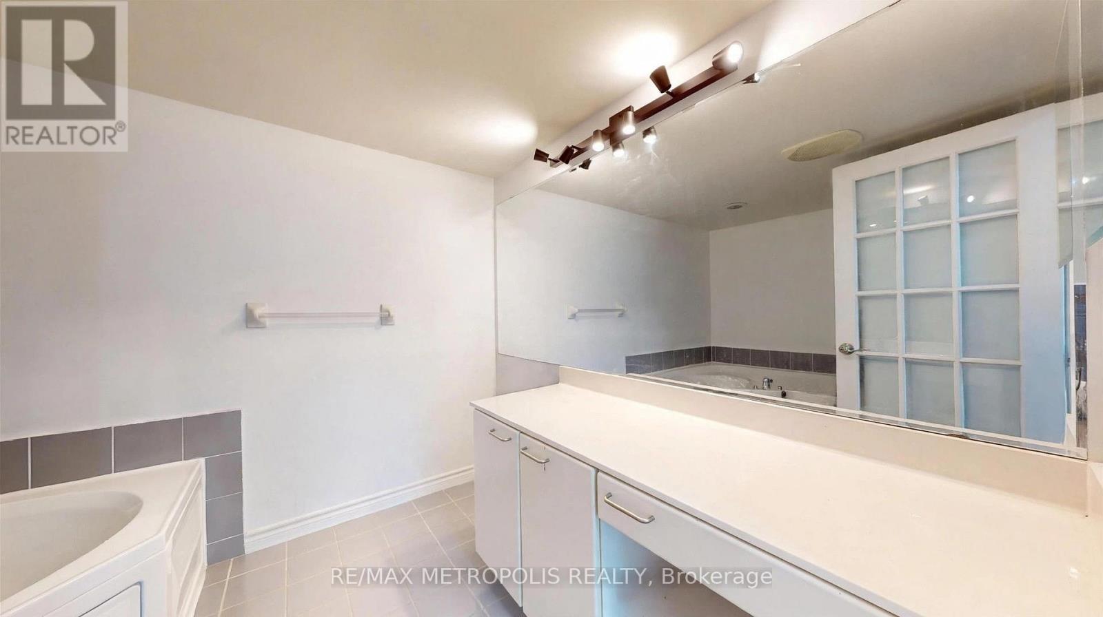 816 - 2111 Lake Shore Boulevard W Property Photo 39