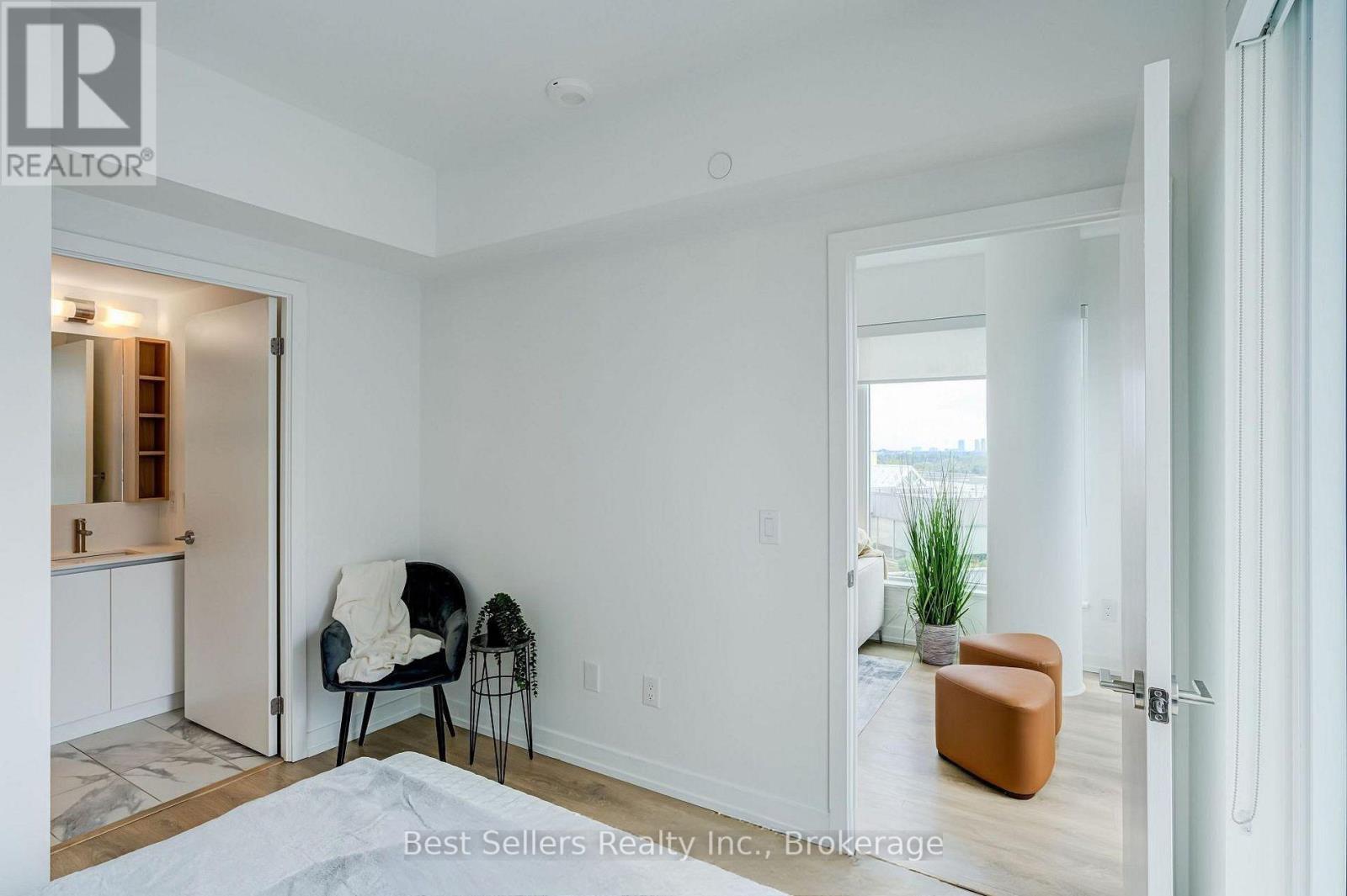 908 - 1100 Sheppard Avenue W Property Photo 4