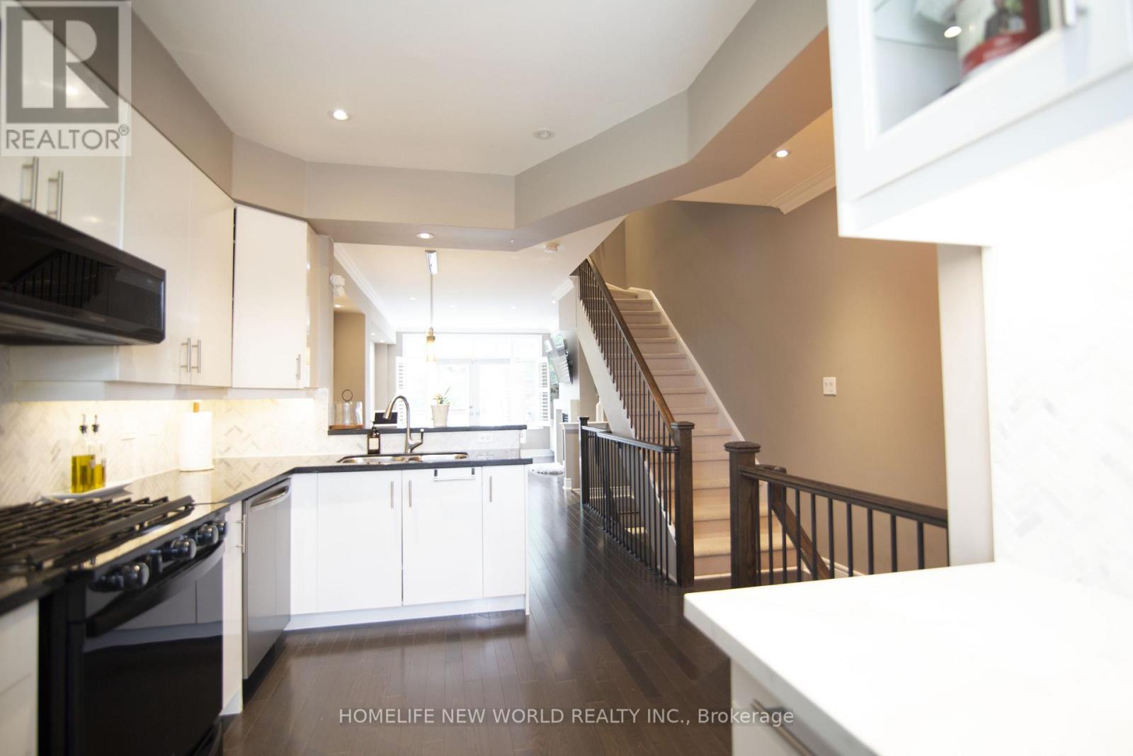 585a Oxford Street Property Photo 3
