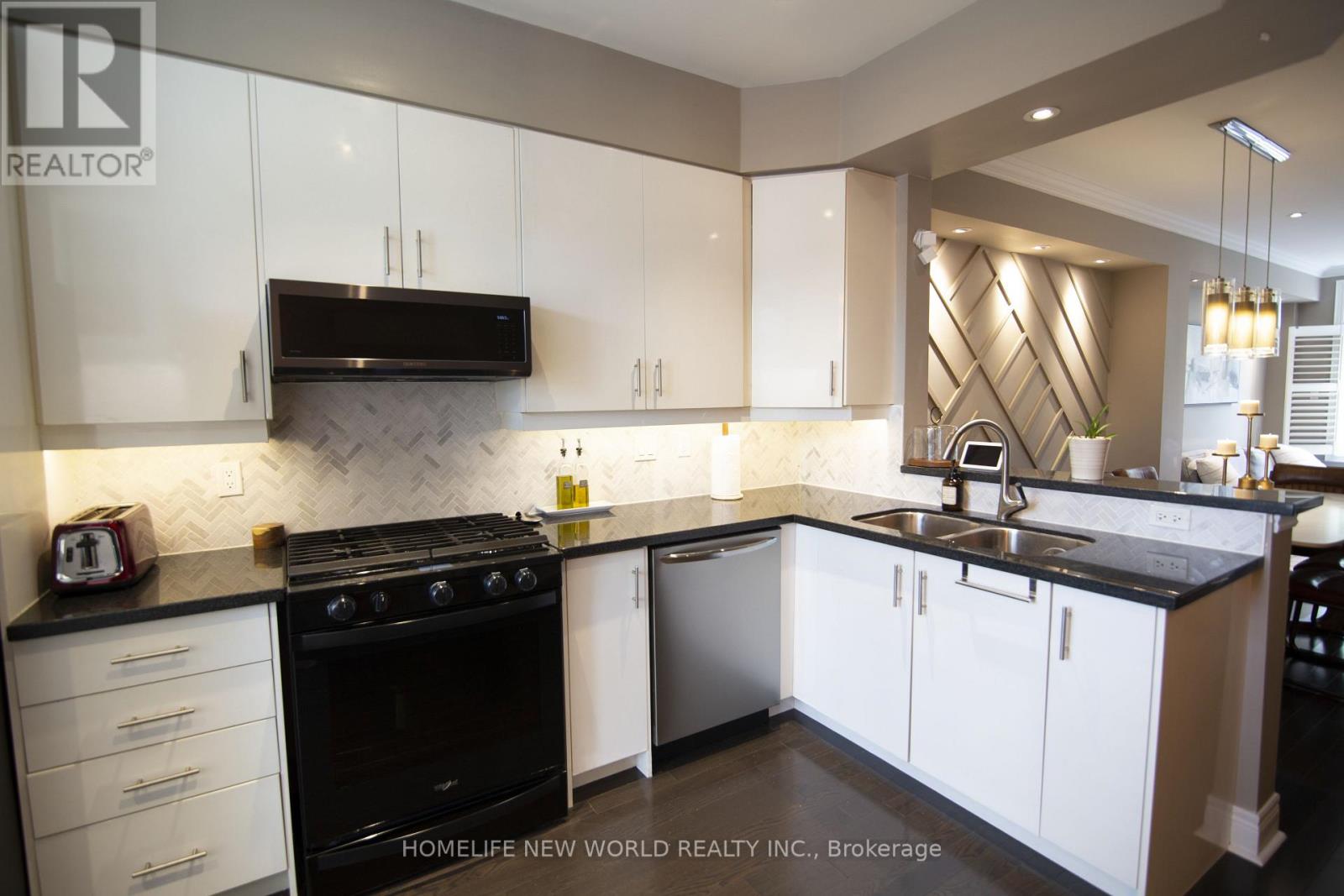 585a Oxford Street Property Photo 4