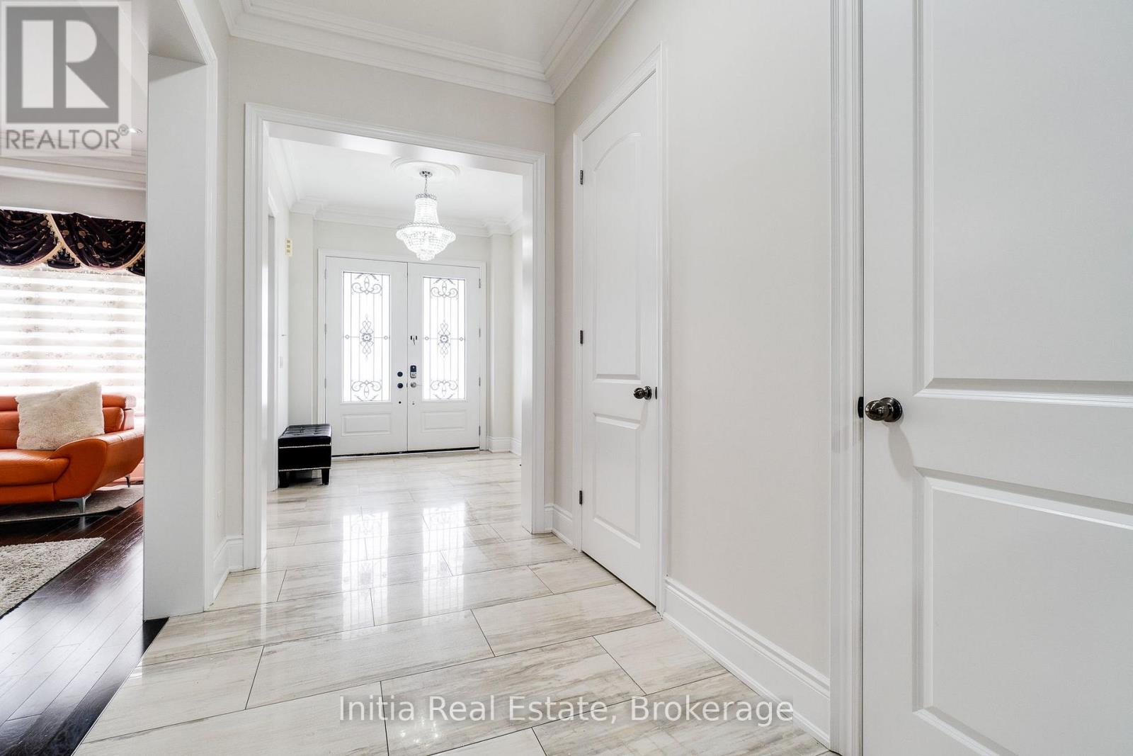 12 Erintown Crescent S Property Photo 2