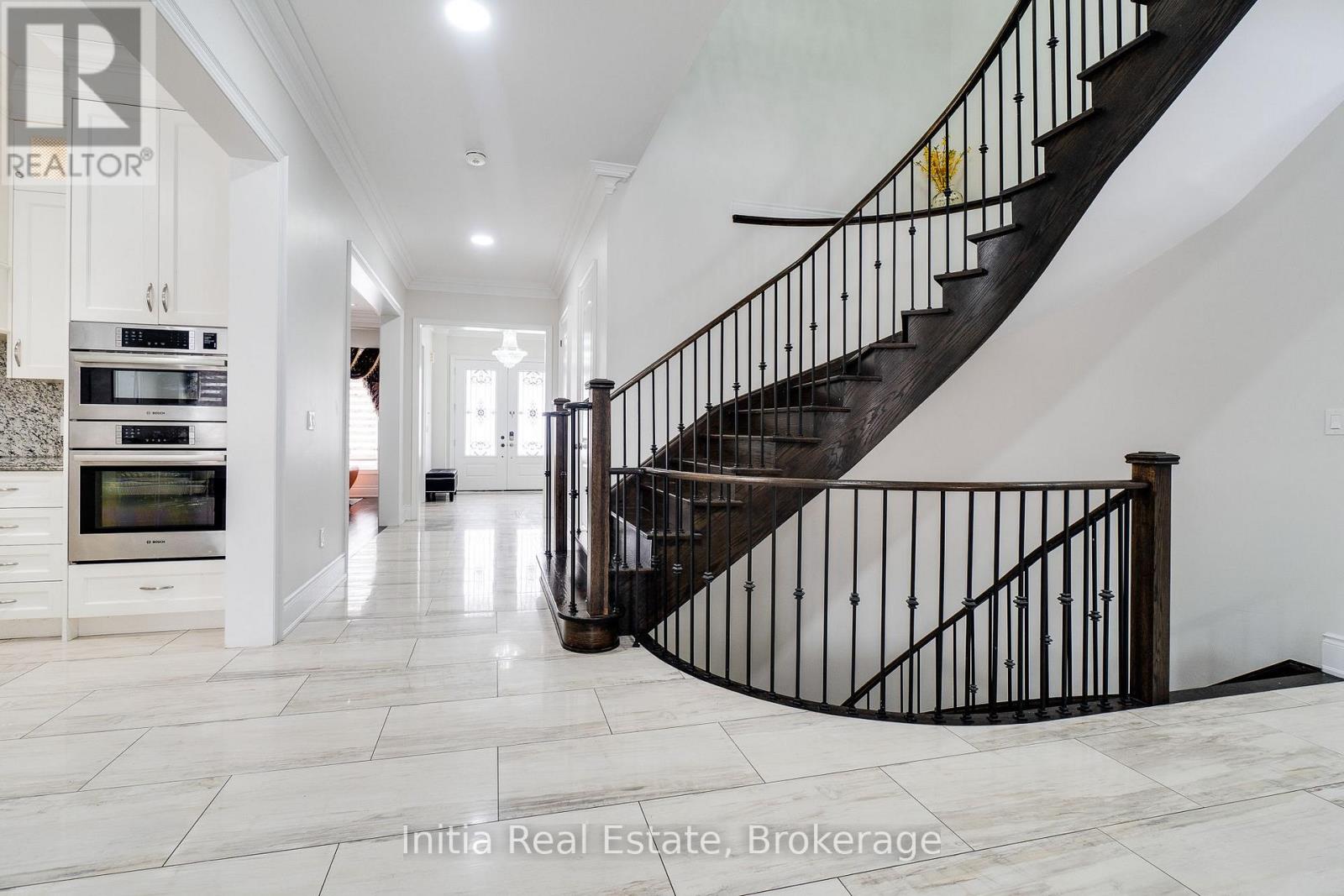 12 Erintown Crescent S Property Photo 3