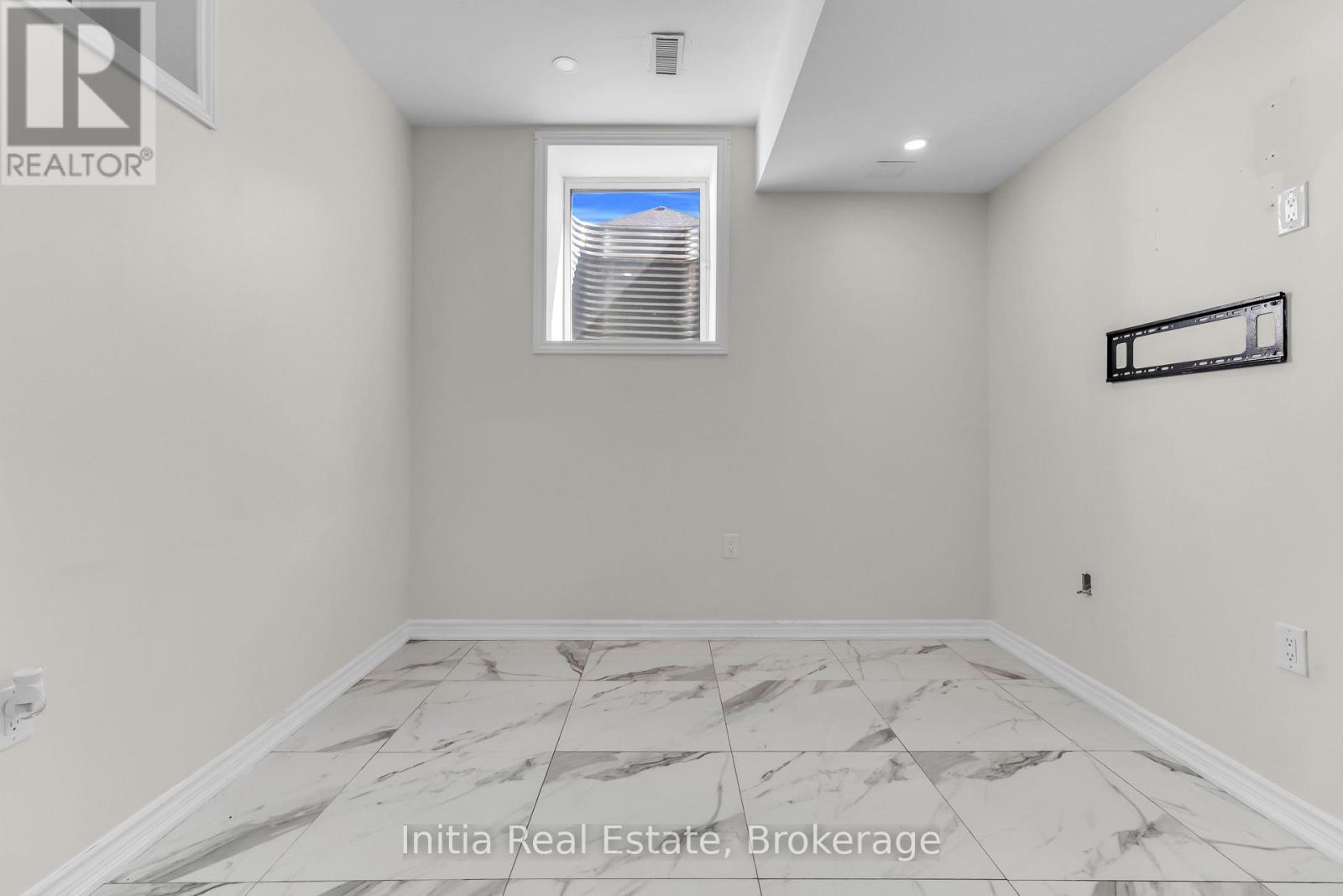 12 Erintown Crescent S Property Photo 38