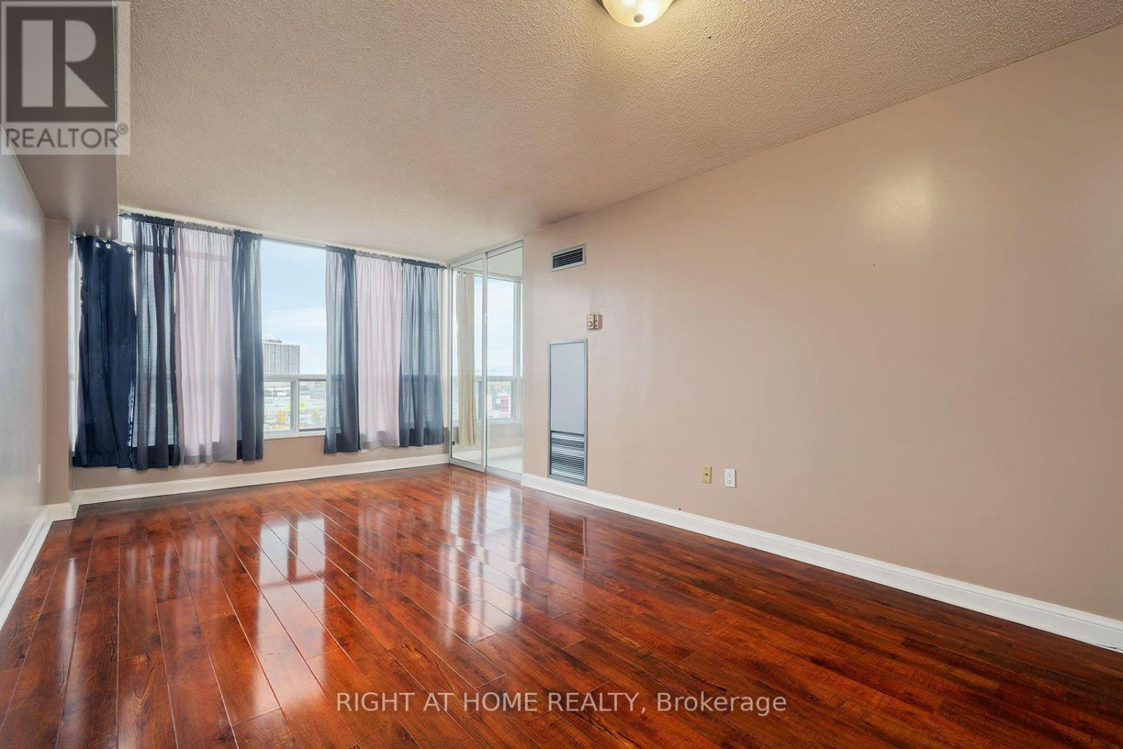 708 - 22 Hanover Road Property Photo 14
