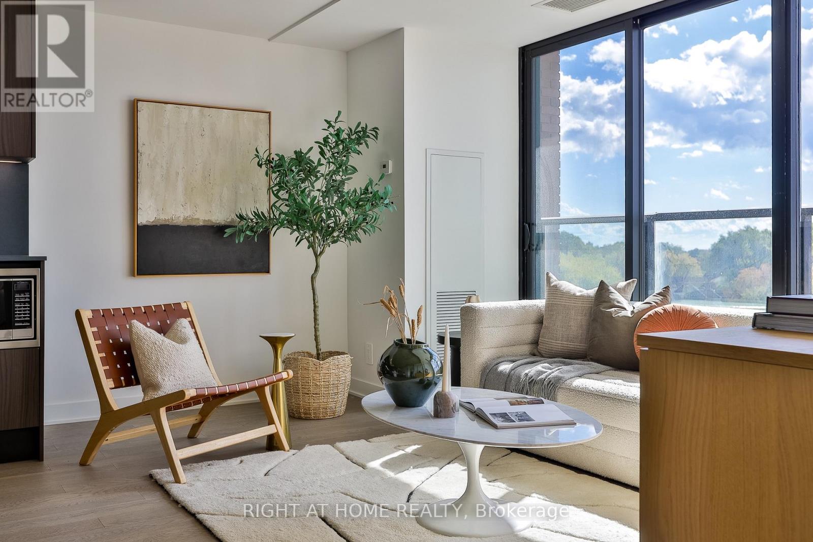 524 - 2720 Dundas Street W Property Photo 2