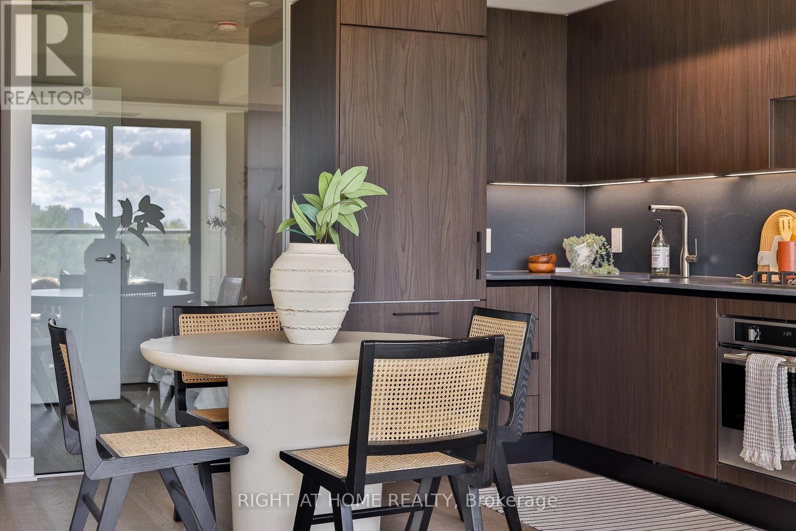 524 - 2720 Dundas Street W Property Photo 4